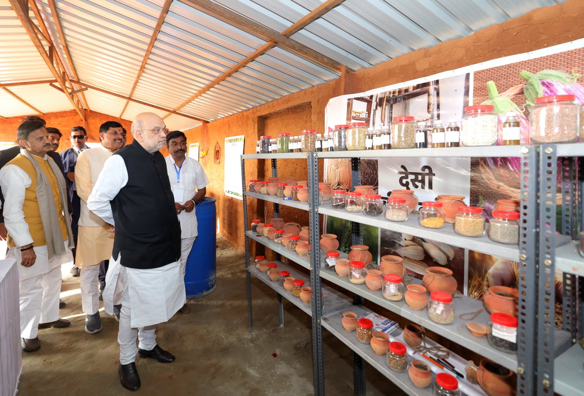 गौ माता भारतीय संस्कृति में पूज्य होने के साथ-साथ ग्रामीण जनों की समृद्धि व शिशुओं के पोषण का माध्यम भी हैं। मुझे खुशी है कि मध्य प्रदेश सरकार गोवंश संरक्षण व संवर्धन की दिशा में निरंतर सराहनीय कार्य कर रही है।

आज रीवा में 'बसामन मामा गोवंश वनविहार' का भ्रमण कर गोशाला, गो-आधारित