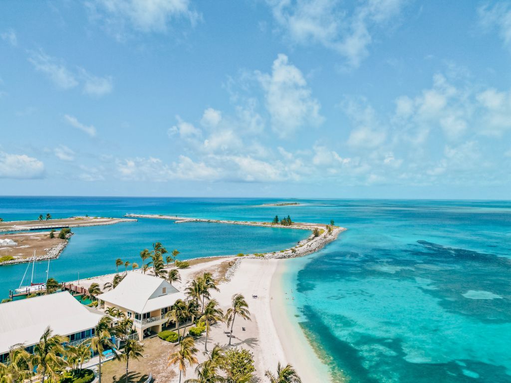 Merry Christmas and Season’s greetings from the very merry team at Old Bahama Bay. You keep us glowing and bright all year round, and we look forward to seeing you again in the New Year.  

#MerryChristmas #HolidaySeason