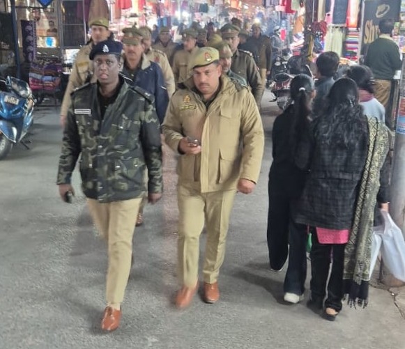 bulandshahrpol's tweet photo. एसएसपी #Bulandshahr के निर्देशन में जनपदीय पुलिस द्वारा अपराध नियंत्रण, शान्ति एवं कानून-व्यवस्था बनाए रखने के दृष्टिगत अपने-अपने क्षेत्रों के महत्वपूर्ण प्रतिष्ठानों, मार्गों व बाजारों में की जा रही पैदल गश्त।               
#UPPolice https://t.co/YMNjTMuCG9