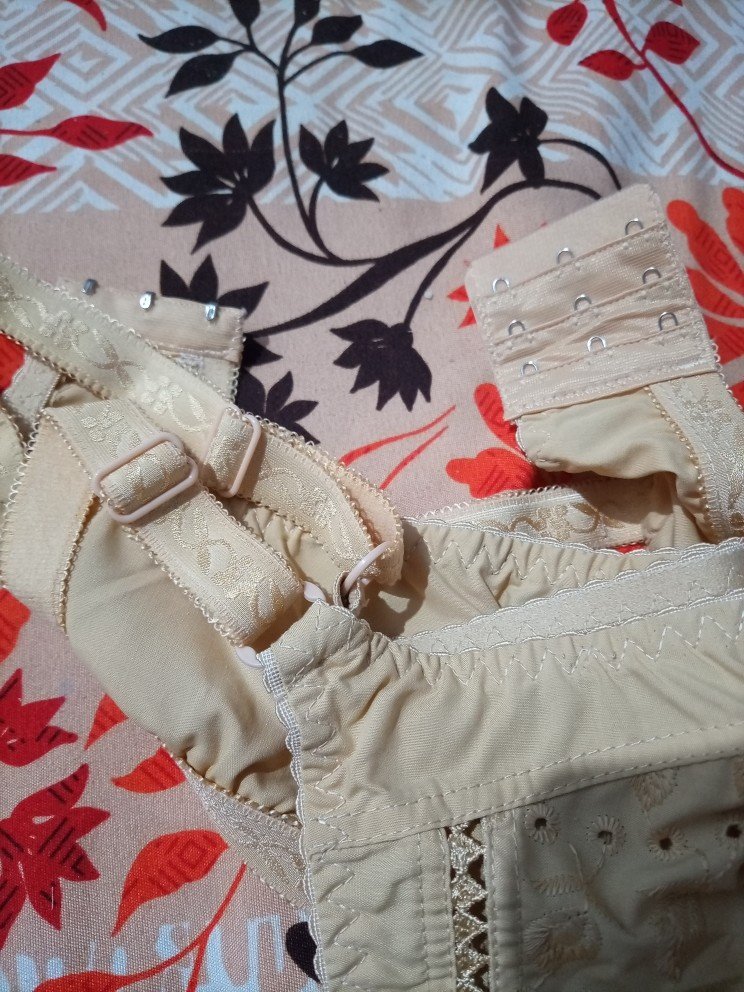 امی کی یہ سیکسی  برا دیکھتے ہی پاگل ہو گیا۔ ان کے کمرے سے چوری کی، اپنے کمرے میں لا کر خوب چاٹا اور پھر اس کے کپ پر اپنا گاڑھا منی چھوڑ دیا۔ اب جب امی یہ پہنیں گی تو میرا رس ان کے بووبز کو گیلا کر رہا ہو گ  #incest #momson #motherincest