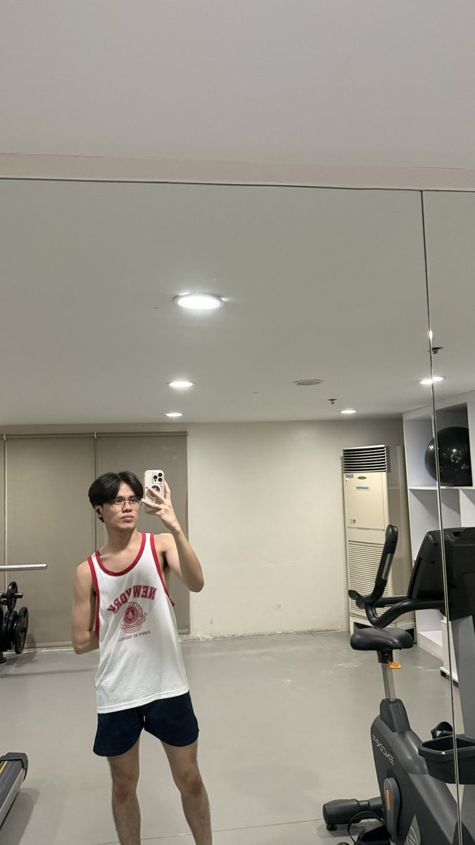 chishoeya's tweet photo. /gradually strips down/ 🥴 https://t.co/BmCPSFtm4f
