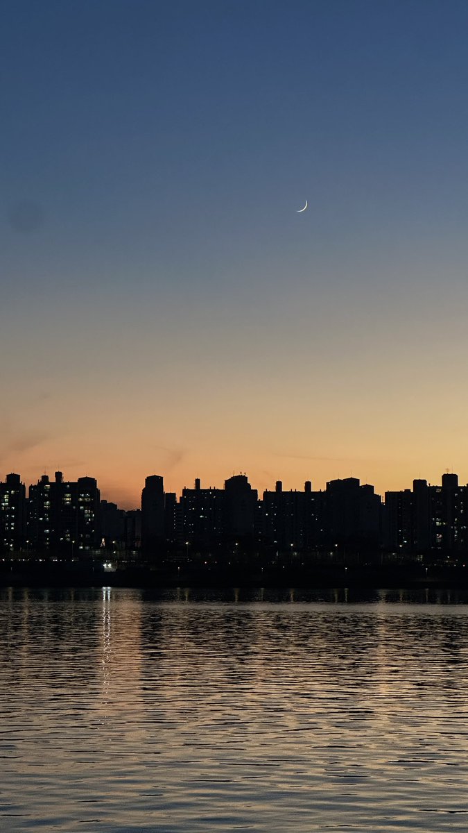 ddananghae's tweet image. 사랑은 날 살아가게하지만
때로는 사랑하기때문에 날 무너지게 만든다.

그러나 시간이 흐르고 돌아봤을 때 사랑은,
내게 무너져도 다시 일어서서 살아갈 수 있는
용기와 힘을 준 것이다.

결국 사랑은,
사랑에 빠져 물러졌던 나의 마음을
단단하게 만들어 준다.

덕분에 춥지 않았어
#문빈 사랑해!❤️