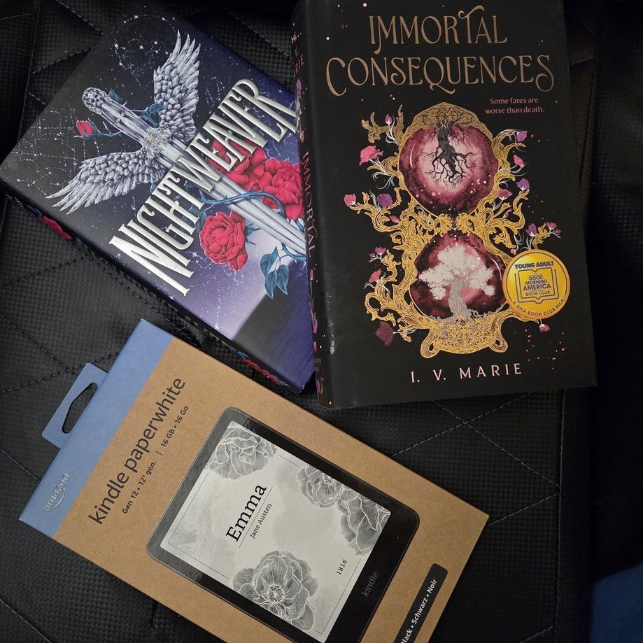 Merry Christmas everyone, but especially to the book lovers!
Hope you all got spoiled with some new reading material this Christmas. ❤️🎄