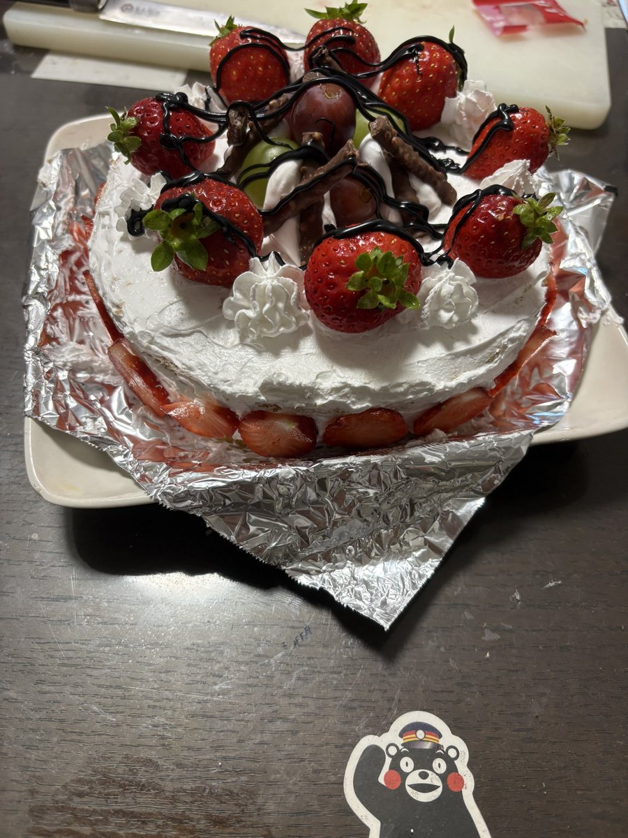 今日の晩御飯とケーキ
ケーキは手作りしました(*^^*)
ホイップクリーム塗るの難しいね
そう考えるとパティシエすごいと思う