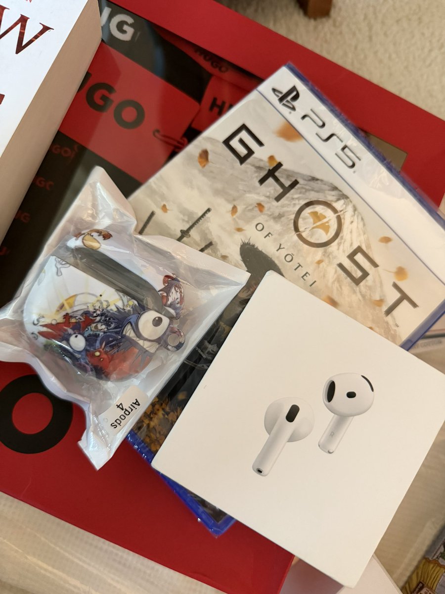 RaymanTogether's tweet image. I’m the luckiest Rayman fan ever. My girlfriend kindly got me a Rayman AirPods for my new AirPods! My friend also got me this Rayman Displate #Rayman #Ubisoft