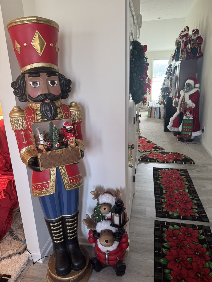 PickleMamaa's tweet image. My momma got these big ole Niggacrackers at the front door and my dad has been so irritated about it 😂😂