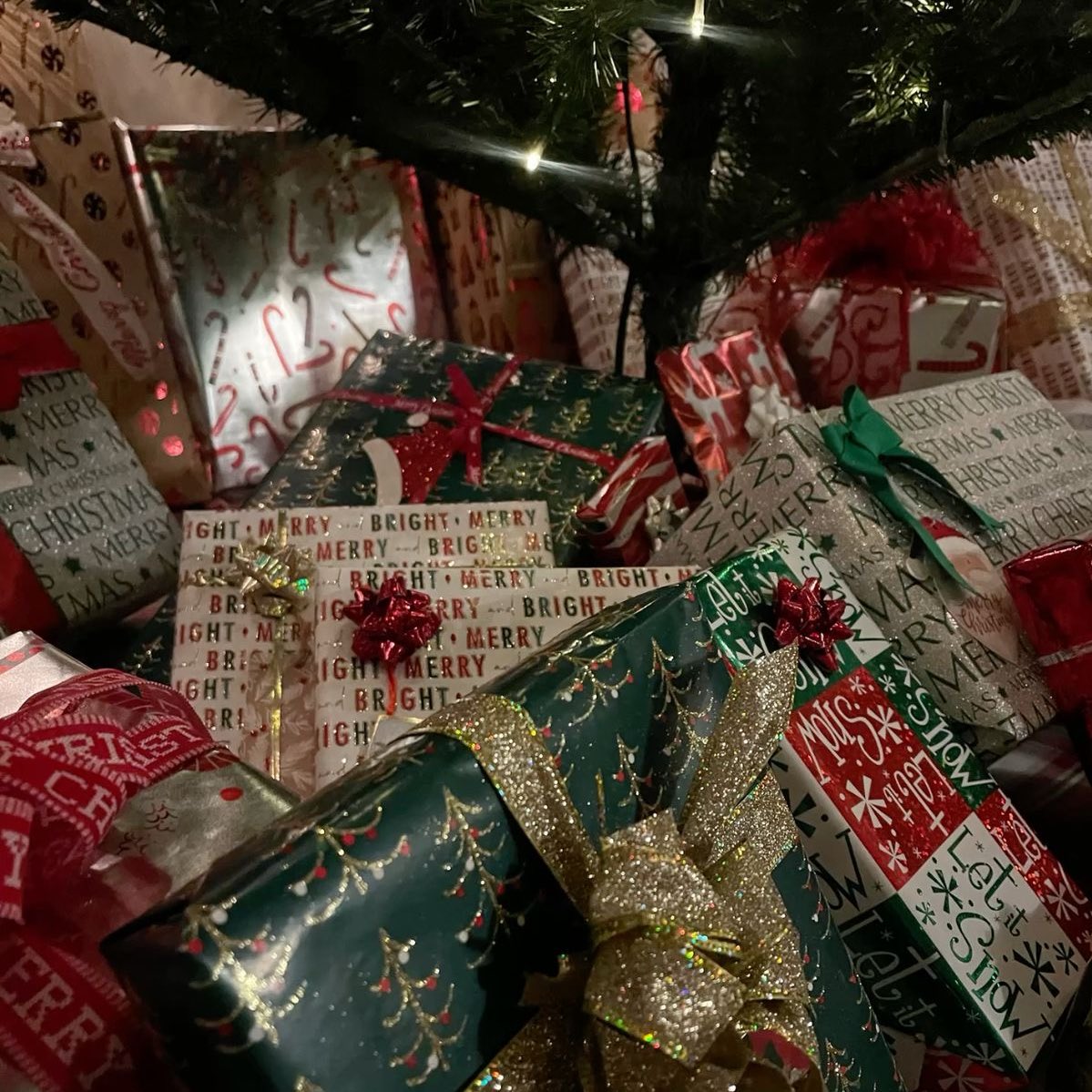 crimsonscheme's tweet image. home for the holiday!! 
— so glad dad could keep a secret and 
let us come surprise the family. ✨🎄🎁