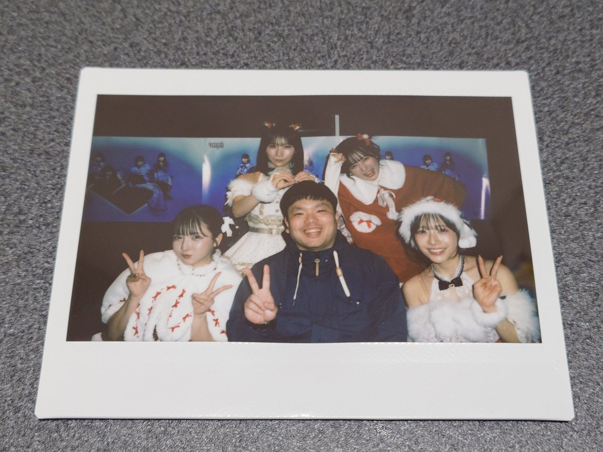 主役を立てるためにもみの木みたいな色のマウンテンパーカーを着ている