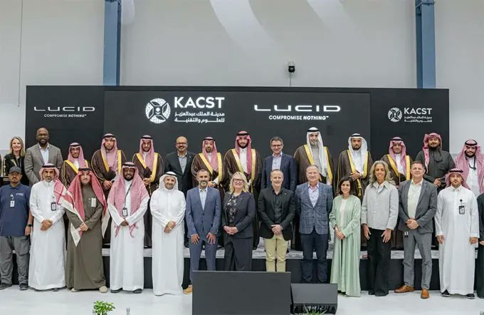 evupdate_global's tweet photo. Saudi Arabia inaugurates the Middle East’s first Electric Vehicle Innovation Center

Read more: https://t.co/awx6e1s7N0

#ElectricMobility #EVInnovation #Lucid #KACST #SaudiArabia #Vision2030 #FutureOfMobility #SustainableTechnology #BatteryInnovation https://t.co/Pvg51wAlm1