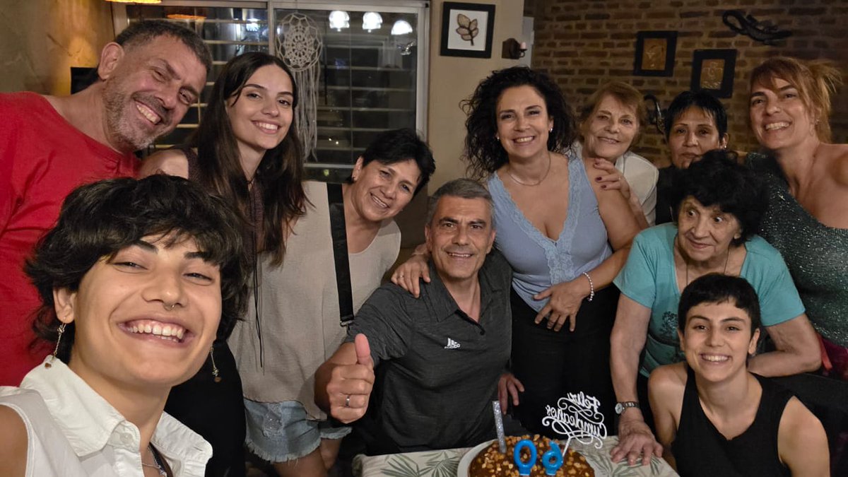 No importa lo que encontraste debajo del arbolito de navidad. Lo que importa es quienes estuvieron y están alrededor de el.