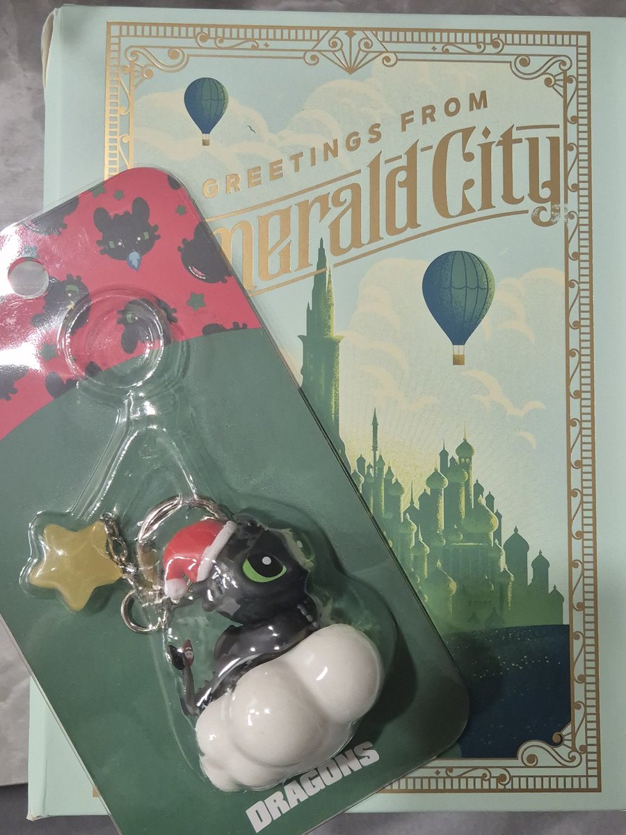 투슬리스 키링 사고 위키드 에메랄드시티 웰컴 키트 받았다
덤이 더 비쌈..;;;
드래곤길들이기,위키드2 올해 쩔었지