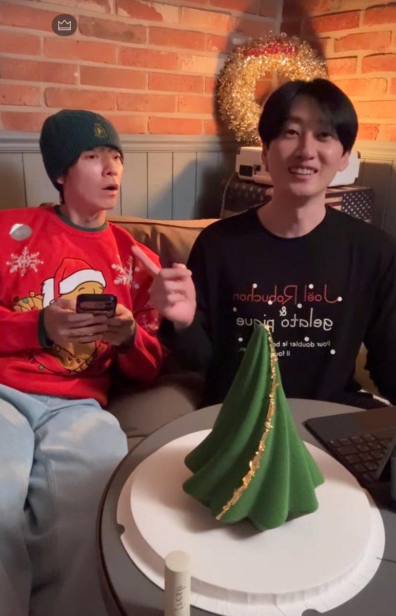 hyuksami's tweet image. Hyukjae played hate Christmas and started teasing us for being lonely, I commented:well you’re alone too
And donghae just randomly walked in 💔