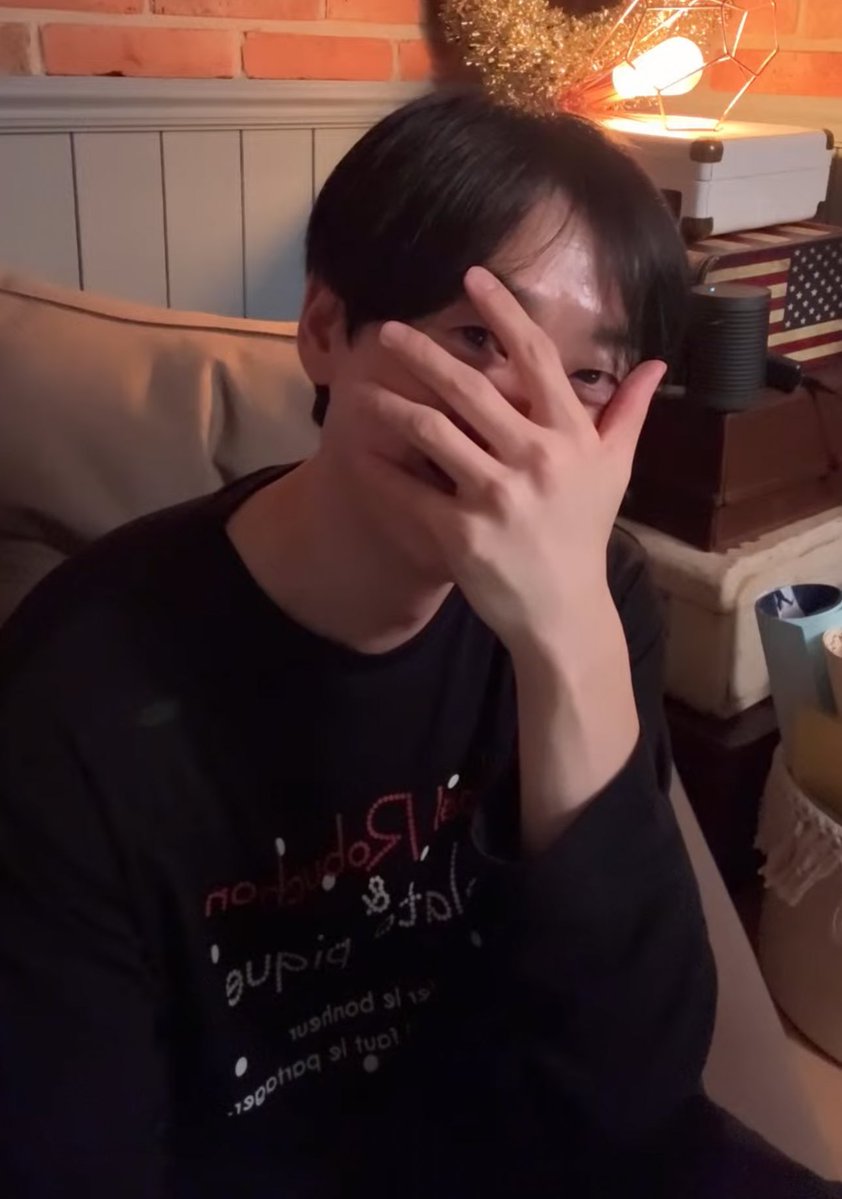 hyuksami's tweet image. Hyukjae played hate Christmas and started teasing us for being lonely, I commented:well you’re alone too
And donghae just randomly walked in 💔