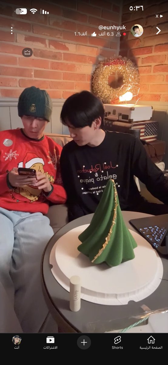 hyuksami's tweet image. Hyukjae played hate Christmas and started teasing us for being lonely, I commented:well you’re alone too
And donghae just randomly walked in 💔