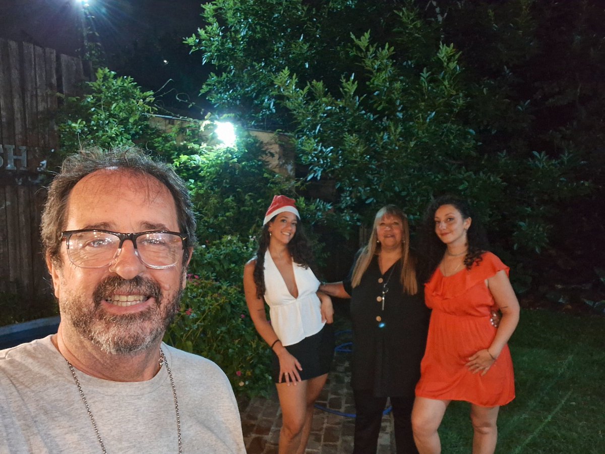 Cromitelli's tweet photo. #NavidadEnTN Con mis mujeres, diosas...Sandru, Jime y Carli. Feliz Navidad. Saludos para todos en el piso. https://t.co/kCUoqW7hXq