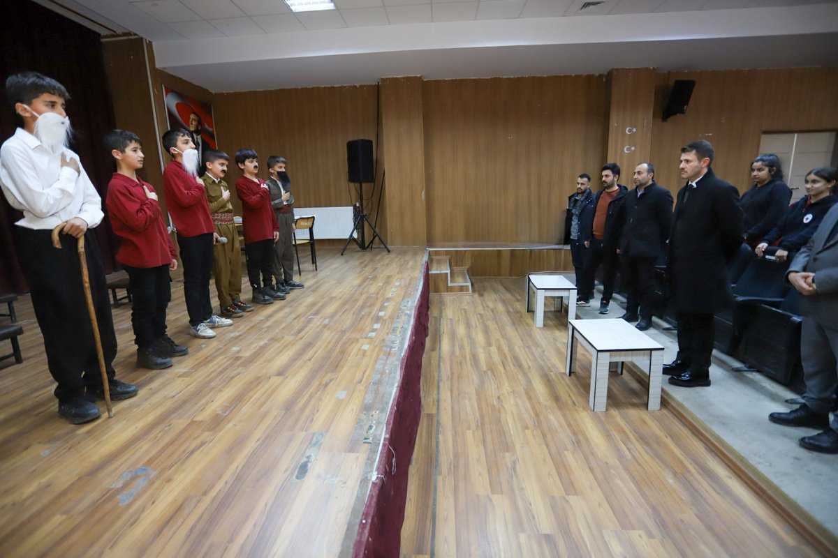 CukurcaKaymakam's tweet photo. 📌Kaymakamımız Sayın @cebeciemrem,Emir Şaban İmam Hatip Ortaokulu öğrencilerimiz tarafından Ahmedi Hani’nin öğretilerinden ilham alınarak hazırlanan tiyatro ��alışmasının provasını ziyaret etti. Emeği geçen öğretmenlerimizi ve özveriyle hazırlanan öğrencilerimizi tebrik ediyor, başarılarının devamını diliyoruz.