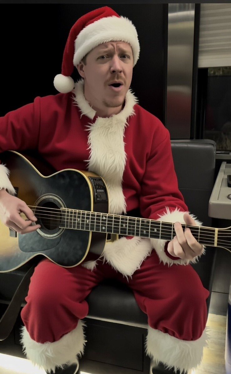 Adamsandermusic's tweet photo. Merry Christmas and happy holidays! I'm truly grateful for each and every one of you who supports my music in any way. Much love and peace to you all ❤️🎄🎸
#AdamSanders #TheRoadCBS #CountryMusic #TheRoadWinner #TheRoad #Stagecoach2026 https://t.co/mlAcVQsQEX