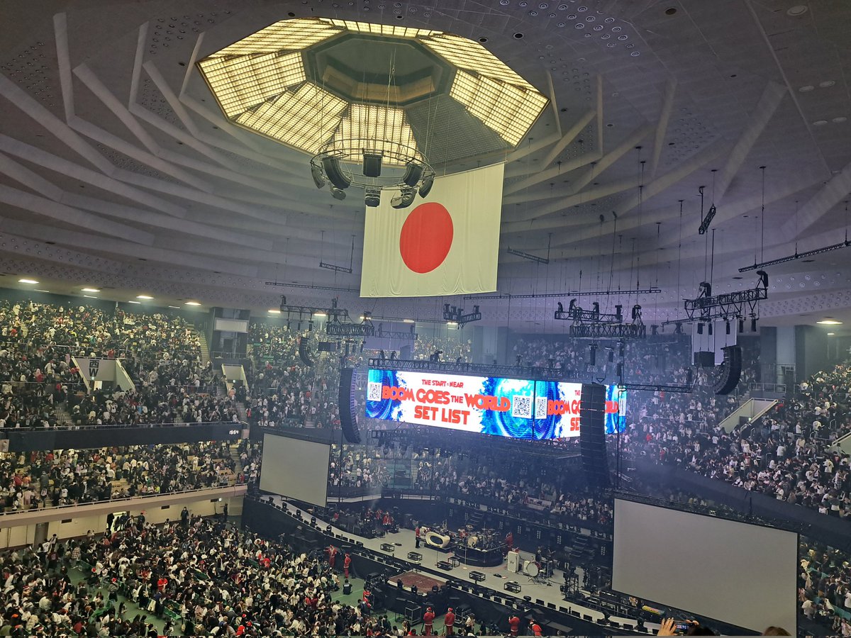 C2Qwak's tweet photo. 昼夜ともに序盤にバラード固めて中盤からバチバチな曲を入れてくる。しかも懐かしい曲多め！クリスマスライブなだけあって特別なセトリ。
昼は南東、夜は北東
#UVERworld武道館 https://t.co/4xFVInzo87