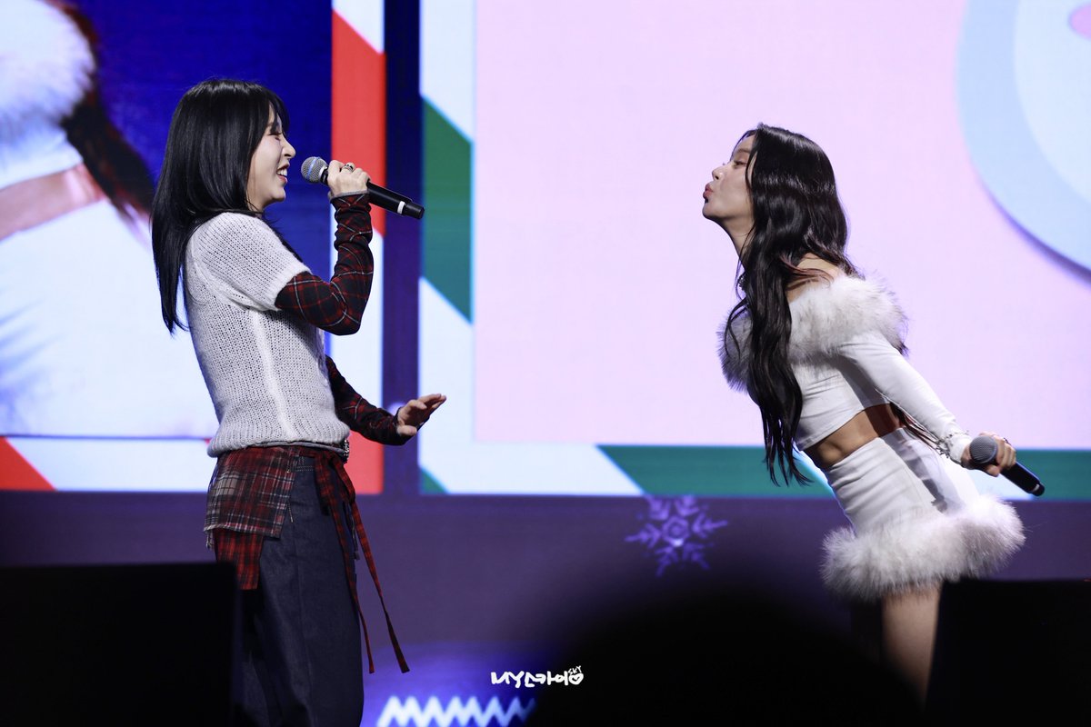 My_Skyy_'s tweet photo. 251225 DJB 크리스마스 파티🎄

👤❤️👤

#마마무 #마미무플러스 #솔라 #문별 #MAMAMOO #MAMAMOOPLUS #SOLAR #MOONBYUL https://t.co/SgFkM3we6y