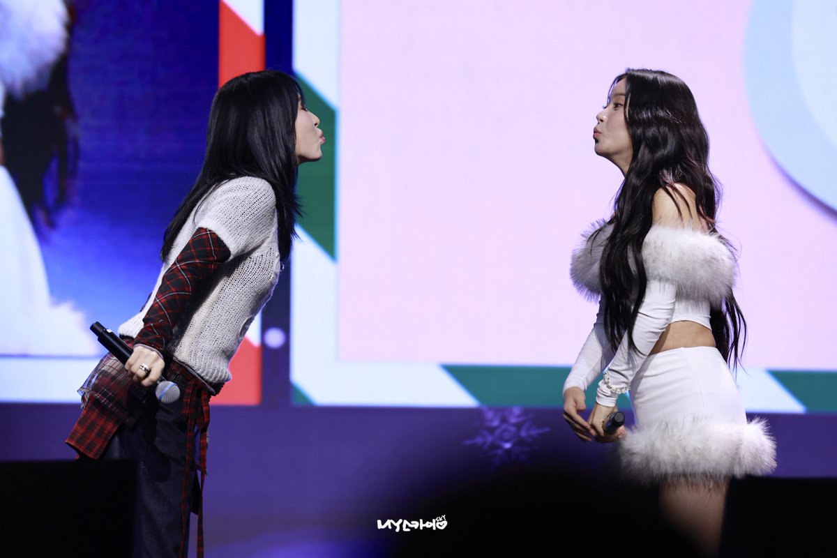 My_Skyy_'s tweet photo. 251225 DJB 크리스마스 파티🎄

👤❤️👤

#마마무 #마미무플러스 #솔라 #문별 #MAMAMOO #MAMAMOOPLUS #SOLAR #MOONBYUL https://t.co/SgFkM3we6y