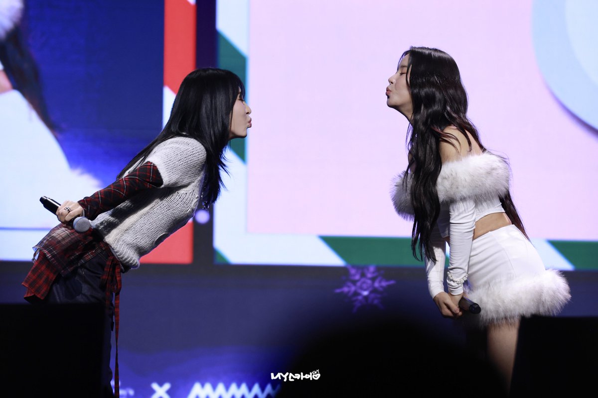My_Skyy_'s tweet photo. 251225 DJB 크리스마스 파티🎄

👤❤️👤

#마마무 #마미무플러스 #솔라 #문별 #MAMAMOO #MAMAMOOPLUS #SOLAR #MOONBYUL https://t.co/SgFkM3we6y