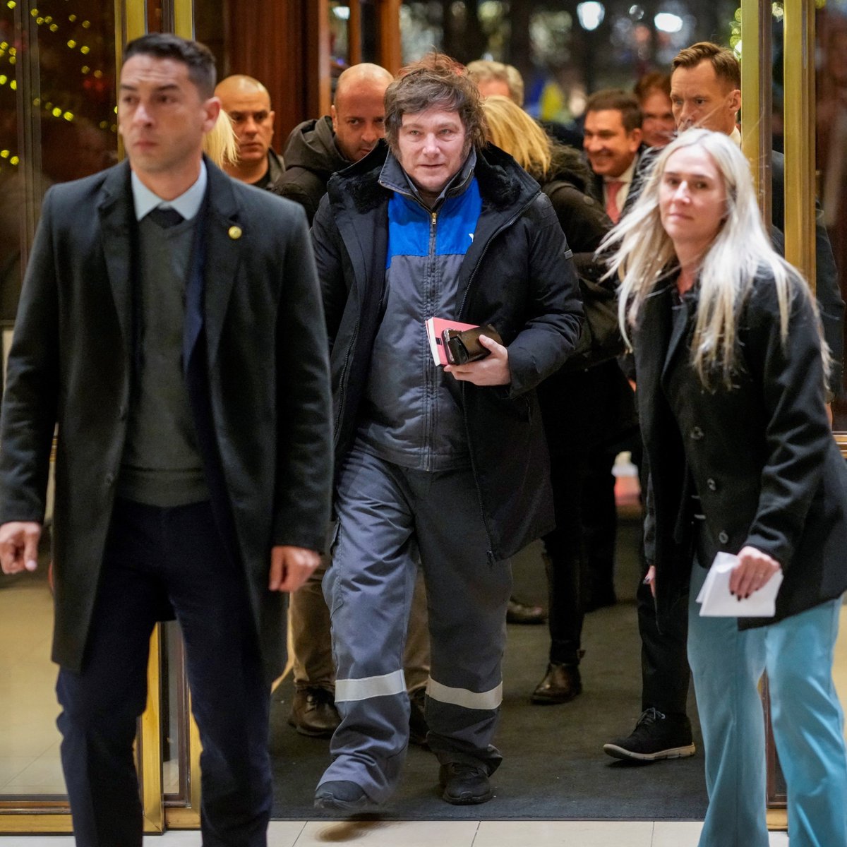 EL VIAJE FALLIDO DE MILEI A OSLO COSTÓ USD 163.000 SOLO EN COMBUSTIBLE

La comitiva de Javier Milei gastó USD 163.000 en combustible del avión presidencial ARG-01 para viajar a Oslo el 8 de diciembre, en una visita fallida para asistir al Nobel de la Paz y buscar una foto con