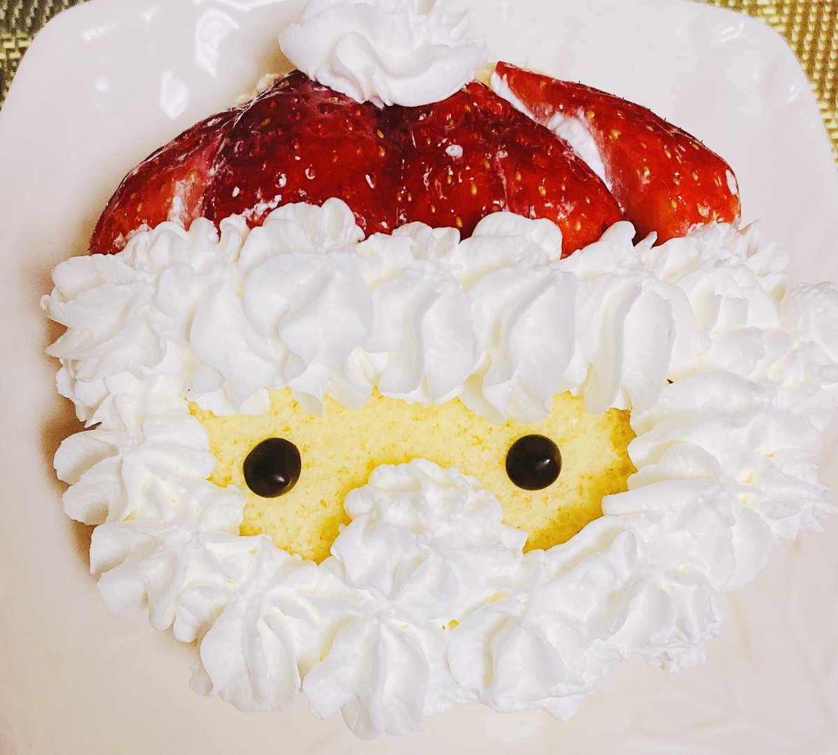 昨日作ったリースケーキの
くり抜き部分でサンタケーキ🎅🍰

簡単なのに、
いちばんクリスマス感あったかも（笑）

素敵なクリスマスを🎄✨

#クリスマスケーキ #サンタケーキ #手作りケーキ
#ChristmasCake #SantaCake #MerryChristmas #illy #石川菊理子
