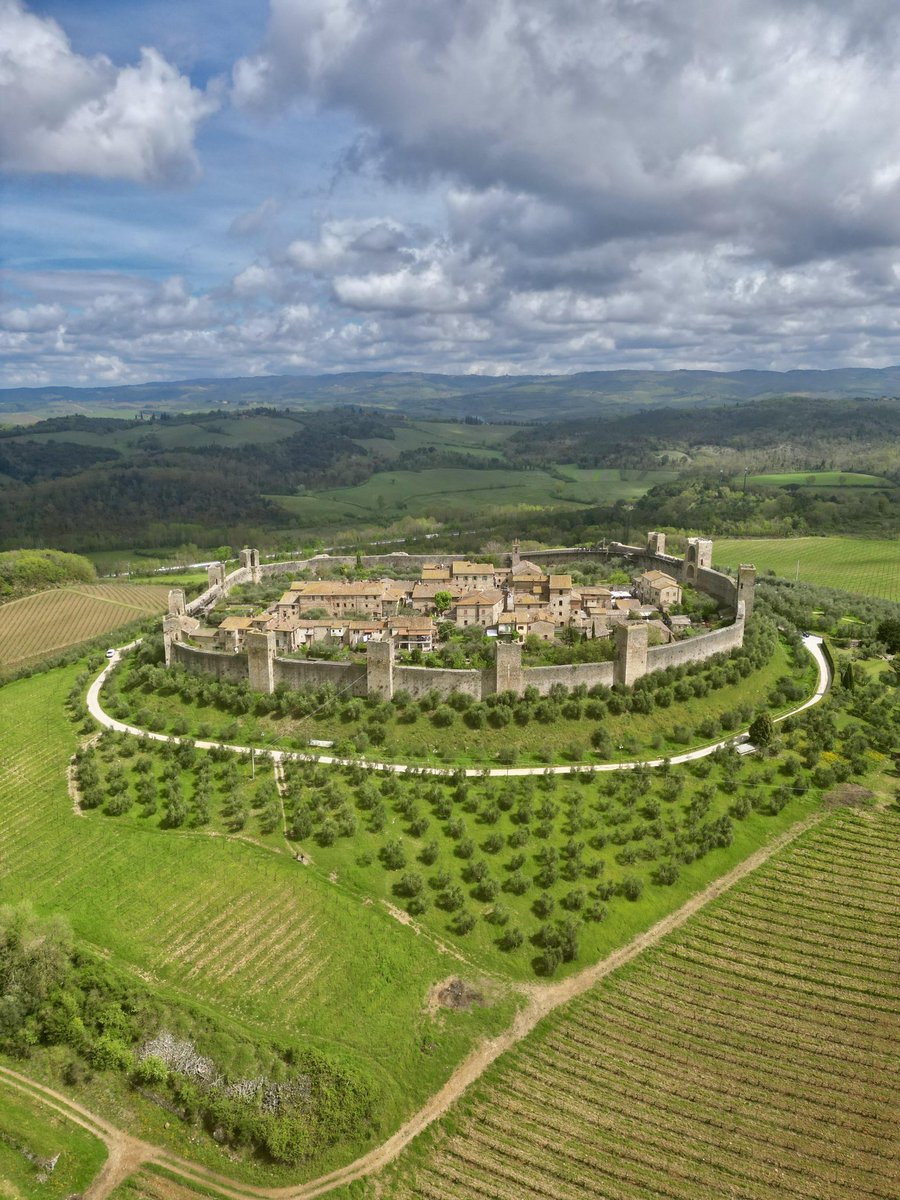 archeohistories's tweet photo. Monteriggioni - the gate of the Middle Ages ... 

Monteriggioni represents one of most important medieval walled castles, nestled in south-western end of Chianti, province of Siena, at the the heart of Tuscany, Italy 🇮🇹. It has incredibly preserved an intact structure as a magical, fairy-tale place, capable of taking anyone back in time, to Middle Ages. 

In Monteriggioni time seems to have stopped: the landscapes are those typical of a postcard, with a fairytale and dreamy air, with small houses and narrow streets that wind through the towers of the castle. Its perfect circular perimeter makes one suppose it to be an artficial construction while in actuality it was created by just following the curves in the natural ground.

The origins of the village dated between 1214-1219 CE, the Sienese built the Castle of Monteriggioni in order to defend the center and control the surrounding territory. The peculiarity of this building is the circular layout of its walls, which follows the natural course of the hill, thus giving it a particularly irregular shape and very similar, in small, to that of the Wall of China. 

Castle of Monteriggioni is the symbol par excellence of the village: built by Sienese at behest of Guelfo da Porcari, Republic of Siena used it as a means of defense from enemy attacks. It is located, in fact, on Mount Ala, from which it offers a privileged view of the surrounding landscape and, above all, on Via Francigena.

In the beginning, castle was surrounded by ditches, useful in case of siege, because they could be filled with coal and set on fire to avoid the arrival of enemies. The structure has long been the subject of clashes between Sienese and Florentines; between 15th-16th Centuries CE, it became the headquarters of artillerymen, while today it is owned by the Griccioli family. Thanks to this system, Monteriggioni has long been an impregnable and unattainable village, so much so that its fall was possible only with a betrayal: the captain of the army, a Florentine escapee, in fact, decided to hand over the castle to the enemy Florence: without fighting. From that moment on, Monteriggioni passed into the hands of the Signoria of Florence, specifically to Cosimo I de’ Medici, and its inhabitants became subjects of Florence.

Even today, the walls of the castle look simply wonderful: this is due to the wise and important restoration work carried out between the twenties and thirties of the 20th Century CE, during which the previously demolished towers were also rebuilt.

The intact fortified wall presents 14 towers along which the guards used to walk and patrol the walls and 2 gates, one called Franca or Romea Gate which faces Rome and other known as Florentine Gate since it heads toward Florence.

The current structure of the village is essentially the original one, the only changes it went through date back to the 16th Century CE, when the towers were lowered and some earth accumulated at the base of the walls and another dating back to 1921 when 3 of the 14 towers were reduced to the level of the walls. 

Monteriggioni, therefore, a fundamental place for all those who want to know the history of Tuscany and many battles that took place here during Middle Ages. Village has been included in route of Via Francigena, assuming a new importance, today tourist and no longer military as in 13th Century CE.

#archaeohistories