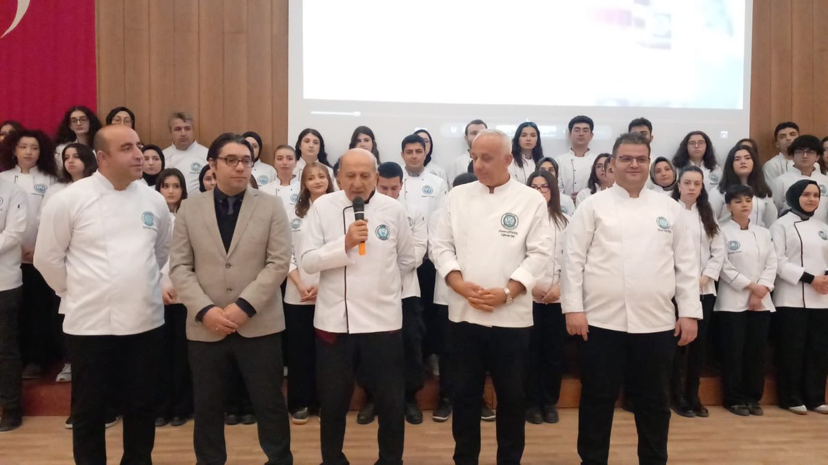 Üniversitemiz [<a href="/kayseriedu/">Kayseri Üniversitesi</a>] Develi Seyrani Kampüsü’nde bulunan Develi Hüseyin Şahin MYO [<a href="/kayudmyo/">kayu_develihsmyokurumsal</a>] Otel, Lokanta ve İkram Hizmetleri Bölümü Aşçılık Programı öğrencilerimizin mesleğe ilk adım atmalarının mesleki bir sembolü olarak “Önlük Giyme Törenleri”nin hayırlı olmasını