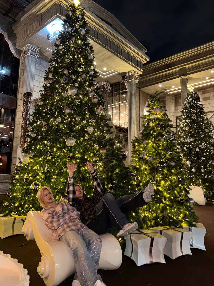 ◜IG : new_cwr⌇

🗓 : 25.12.2025

ปีนี้มี My Baby ไปถ่ายด้วยแล้ว 🎄

ZEENUNEW XMAS 25
#OurXMASisZEENUNEW

<a href="/zee_pruk/">Z</a> <a href="/CwrNew/">NuNew</a>
꒰ #ZeeNuNew #ซนซน ꒱