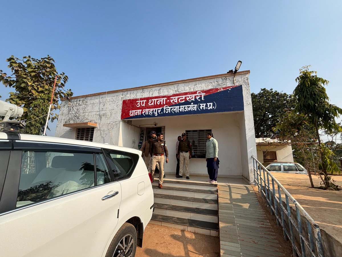 आज दिनांक को जिला मऊगंज पुलिस अधीक्षक दिलीप सोनी द्वारा हनुमना और खटकरी चौकी का आकस्मिक भ्रमण किया गया और पेंडिंग मामलों की समीक्षा करते हुए लंबित मामलों के त्वरित गति से निराकरण के निर्देश दिए गए ।
<a href="/MPPoliceDeptt/">Madhya Pradesh Police</a> 
<a href="/IG_Rewa/">IG Rewa</a> 
<a href="/DGP_MP/">DGP MP</a>