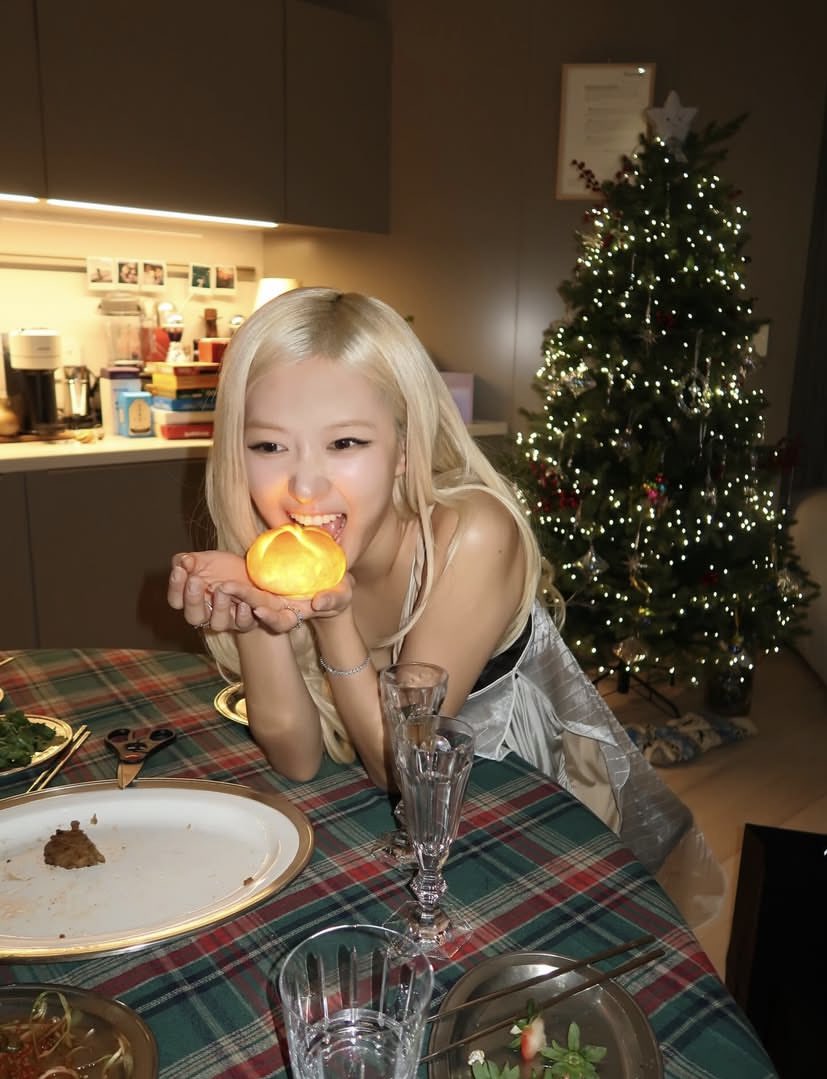 hasmaranin's tweet photo. Have a jolly merry christmas 🎄 https://t.co/Ip47WFgyuc