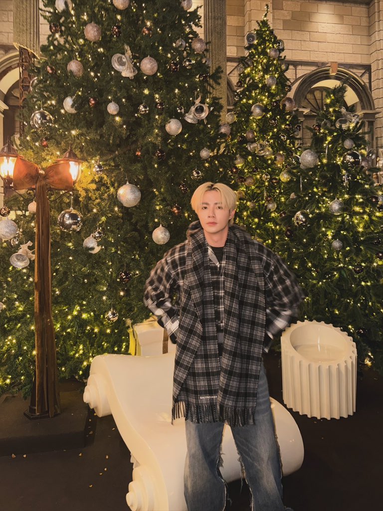 zee_pruk's tweet photo. Merry X'mas, May you have the best Christmas 🎄🎁🎅🏻 https://t.co/Mkt1u68OBg