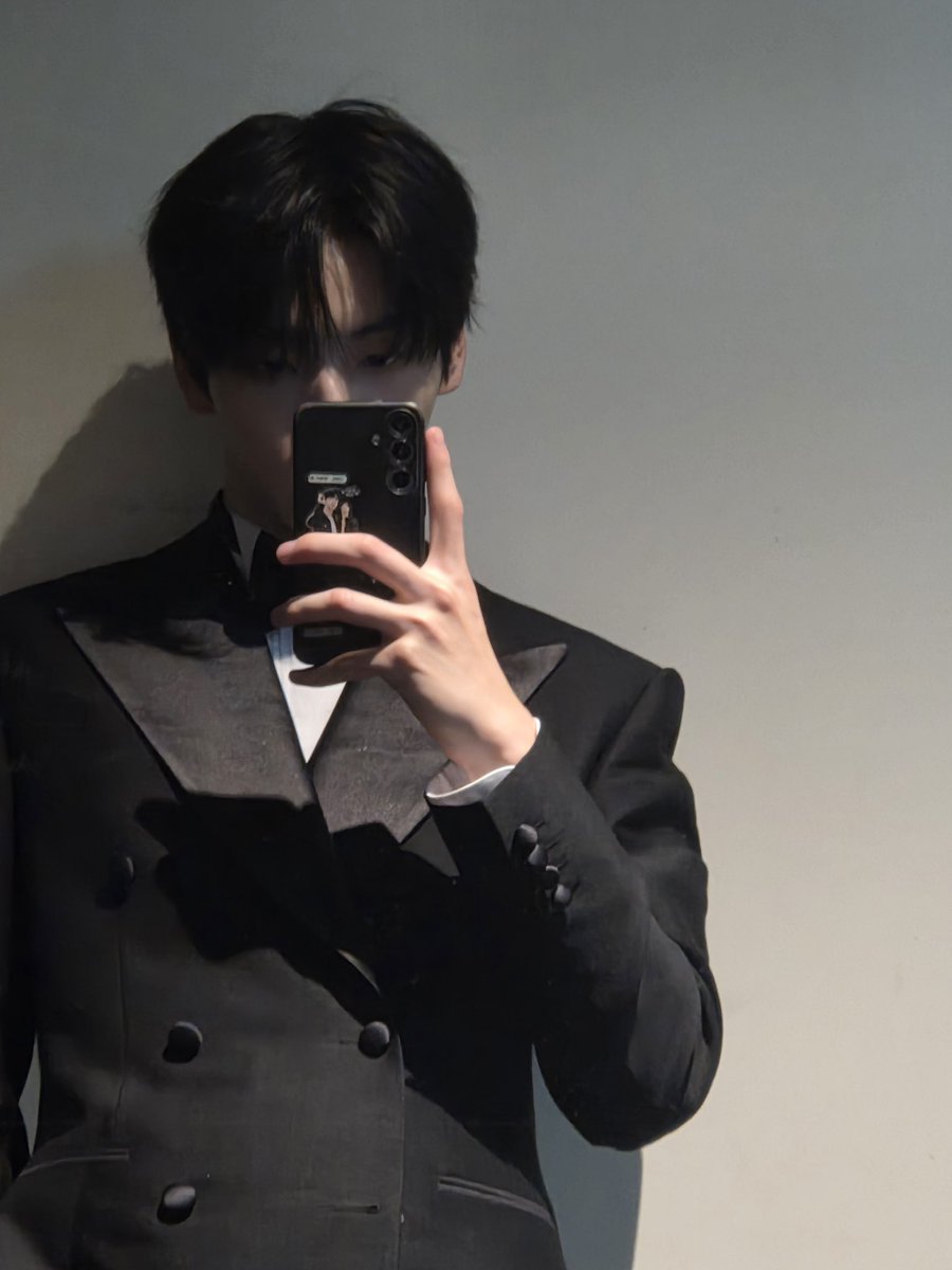 czznlove's tweet photo. 정장 거울샷 ㅁㅊ다 https://t.co/IbsLhDcb9p