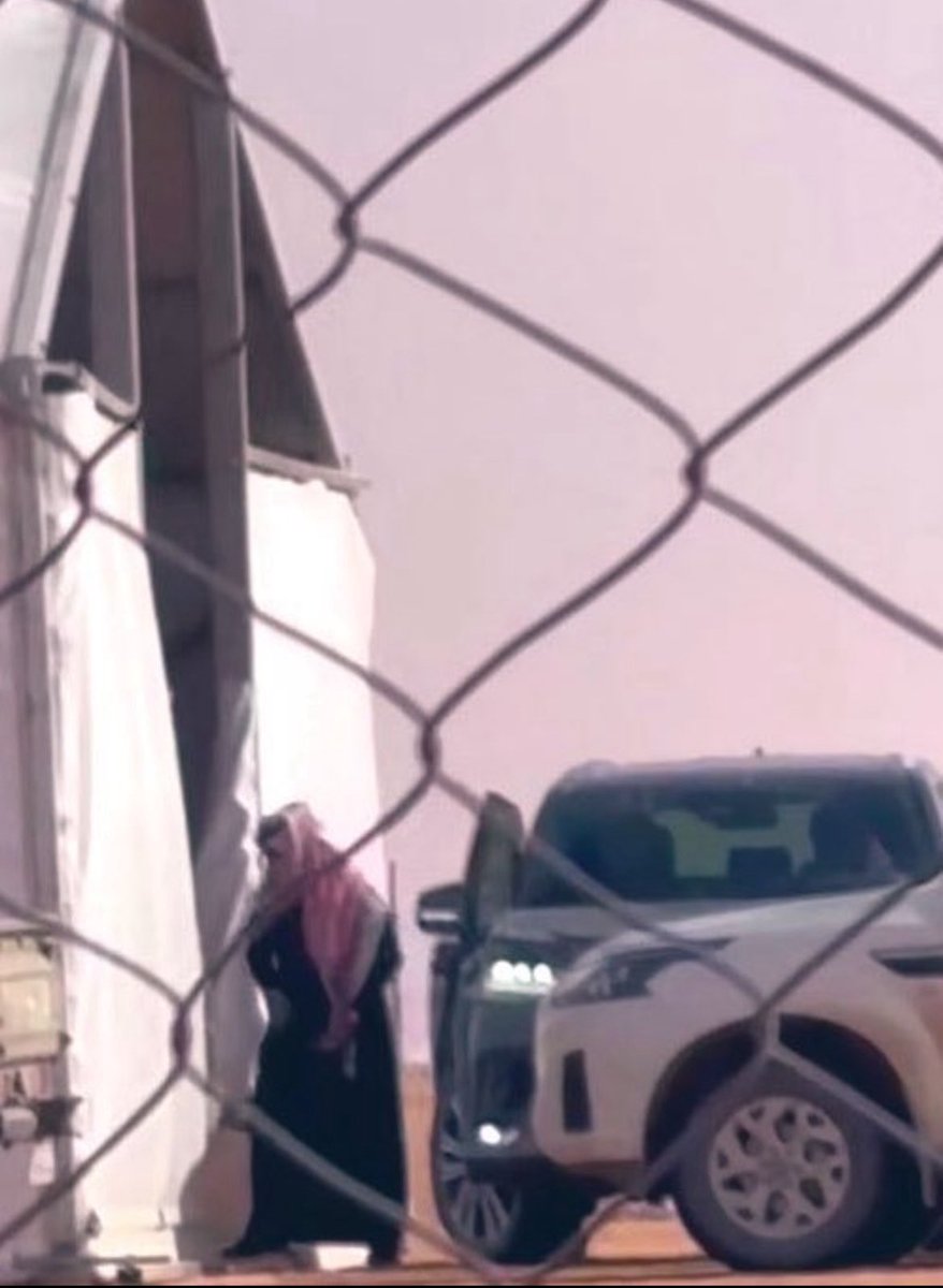 بشرونا عنه عساه سالم 

يقولون دخل التور مافيه اناره وكان مزود اللطمة بالحيل وخثع في حاض على الباب