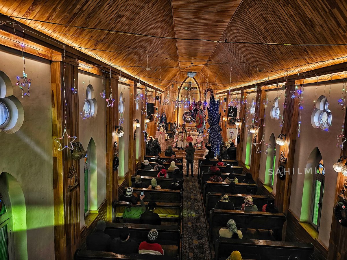 GlobalKashmir_'s tweet photo. In Pictures : Christians celebrate Christmas festival at Holy Family Catholic Church in Srinagar....Photo's by #SahilMir https://t.co/VCY4E1Ejao
