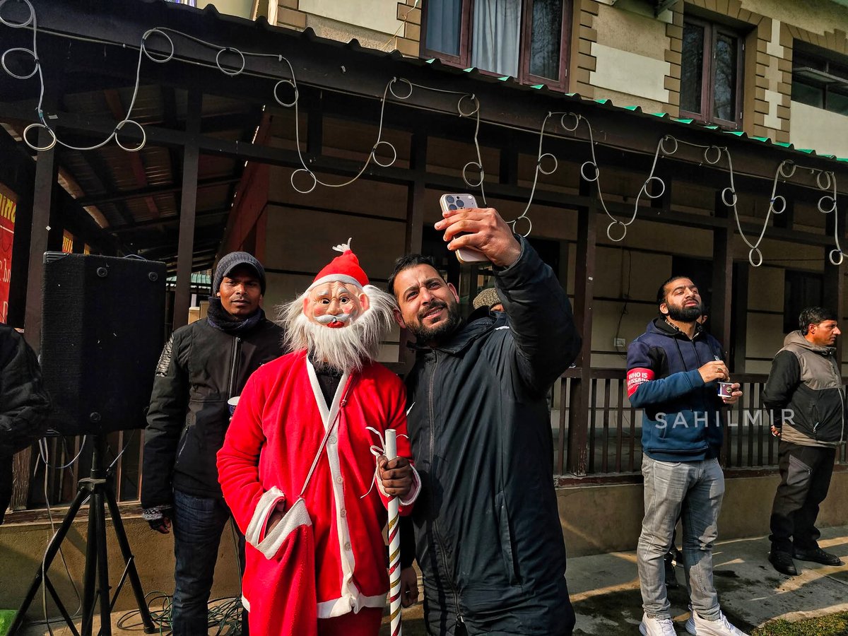 GlobalKashmir_'s tweet photo. In Pictures : Christians celebrate Christmas festival at Holy Family Catholic Church in Srinagar....Photo's by #SahilMir https://t.co/VCY4E1Ejao
