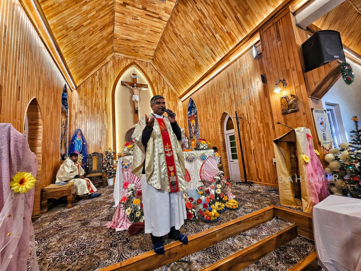 GlobalKashmir_'s tweet photo. In Pictures : Christians celebrate Christmas festival at Holy Family Catholic Church in Srinagar....Photo's by #SahilMir https://t.co/VCY4E1Ejao