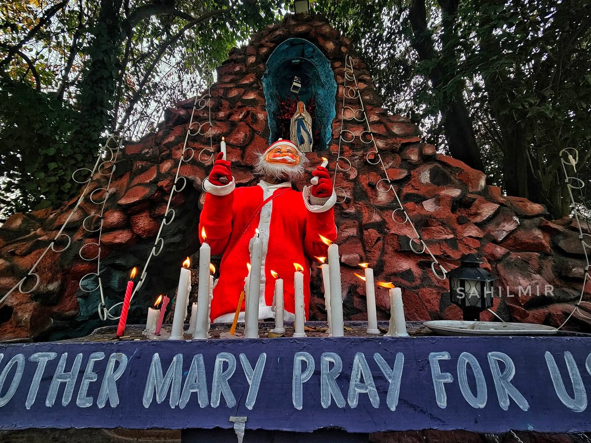 GlobalKashmir_'s tweet photo. In Pictures : Christians celebrate Christmas festival at Holy Family Catholic Church in Srinagar....Photo's by #SahilMir https://t.co/VCY4E1Ejao