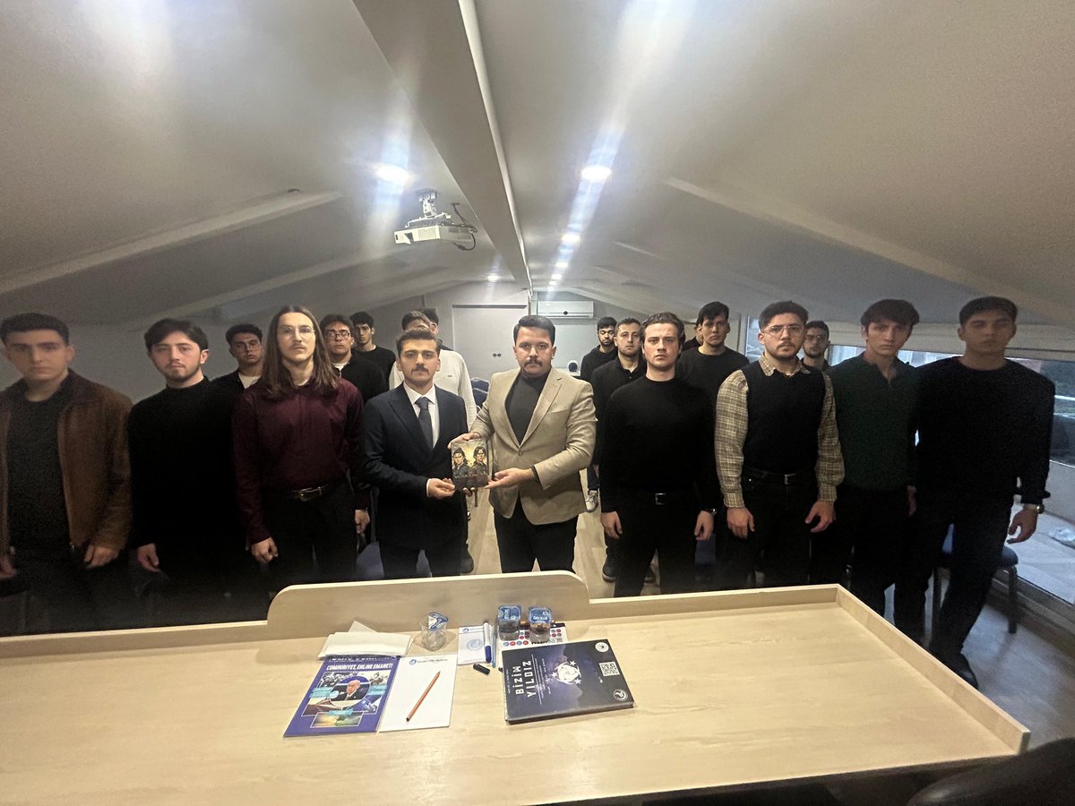 Yıldız Ülkücüleri olarak Ülkü Ocakları İstanbul İl Başkanı Sayın Alparslan Doğan Beyefendiyi makamında ziyaret ederek kendisine yeni çıkardığımız “Bizim Yıldız” dergimizi ve Türk Kahramanları Serisi Çizgi romanımızın 2. sayısını takdim ettik.
Ziyaretimiz kapsamında, planladığımız