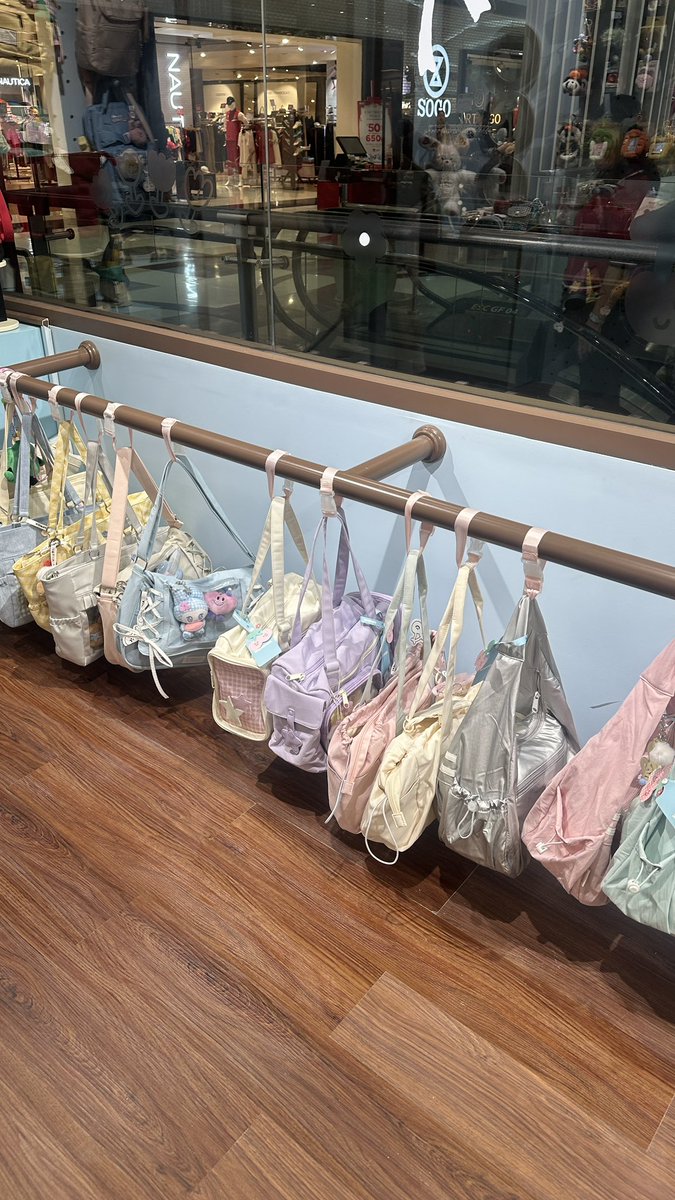 raincouverz's tweet image. GUYSS LUCU BGT DI LIPPO MALL PURI😭😭😭😭😭😭😭