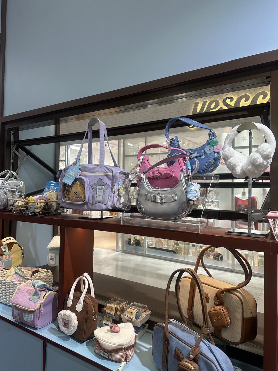 raincouverz's tweet image. GUYSS LUCU BGT DI LIPPO MALL PURI😭😭😭😭😭😭😭