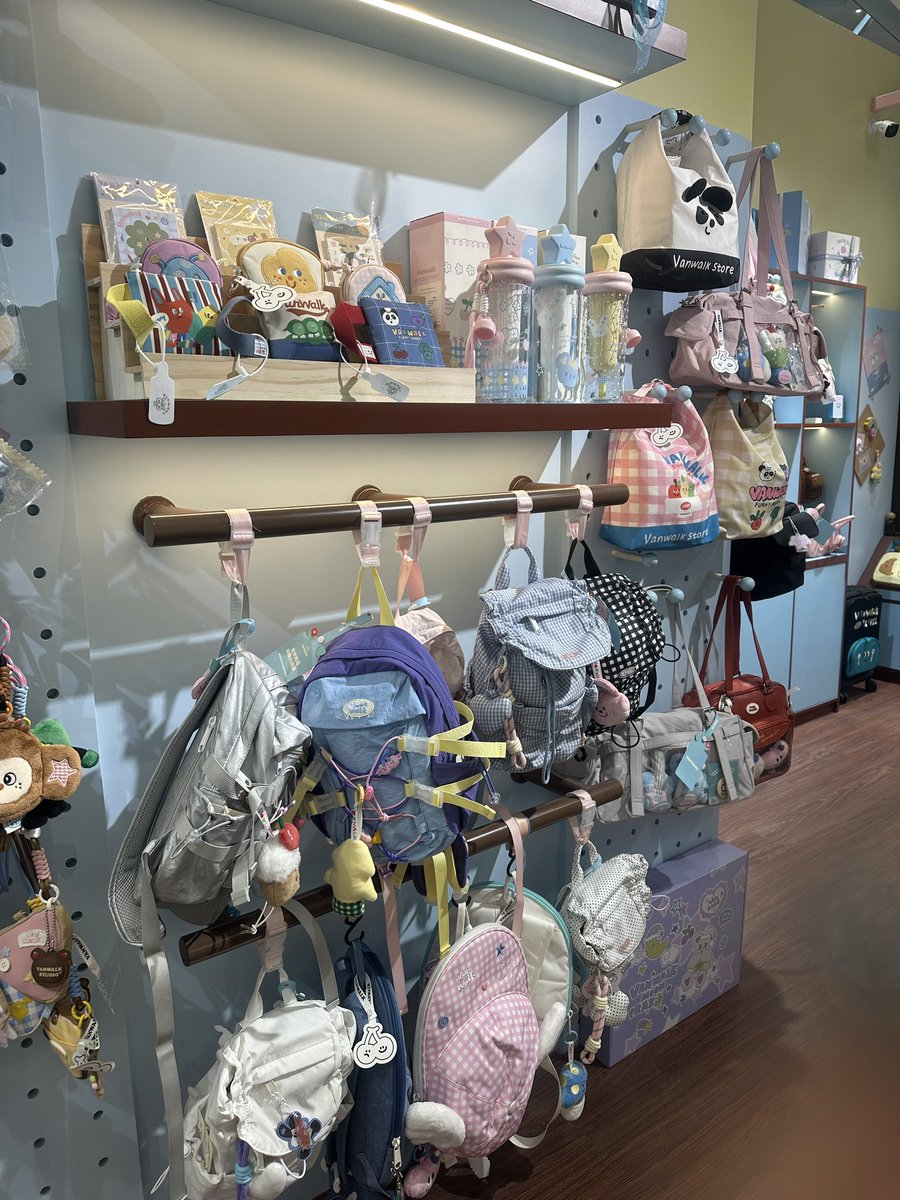 raincouverz's tweet image. GUYSS LUCU BGT DI LIPPO MALL PURI😭😭😭😭😭😭😭