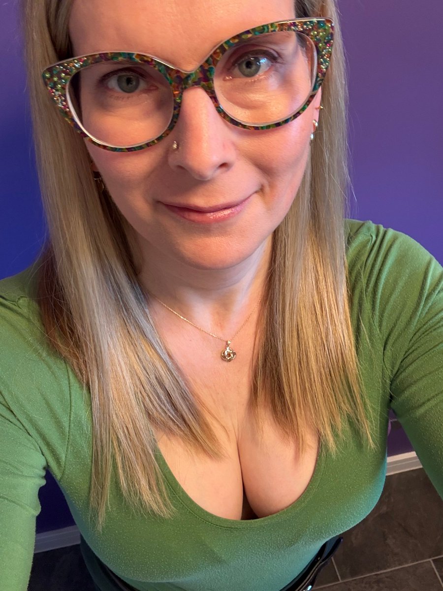 Merry Christmas / Happy Holidays everyone! 🎄🤶🥰

I'm having a break from the Christmas Turkey roast this year, today I am cooking Fillet Steak Wellington and I am very much looking forward to it! 🤤