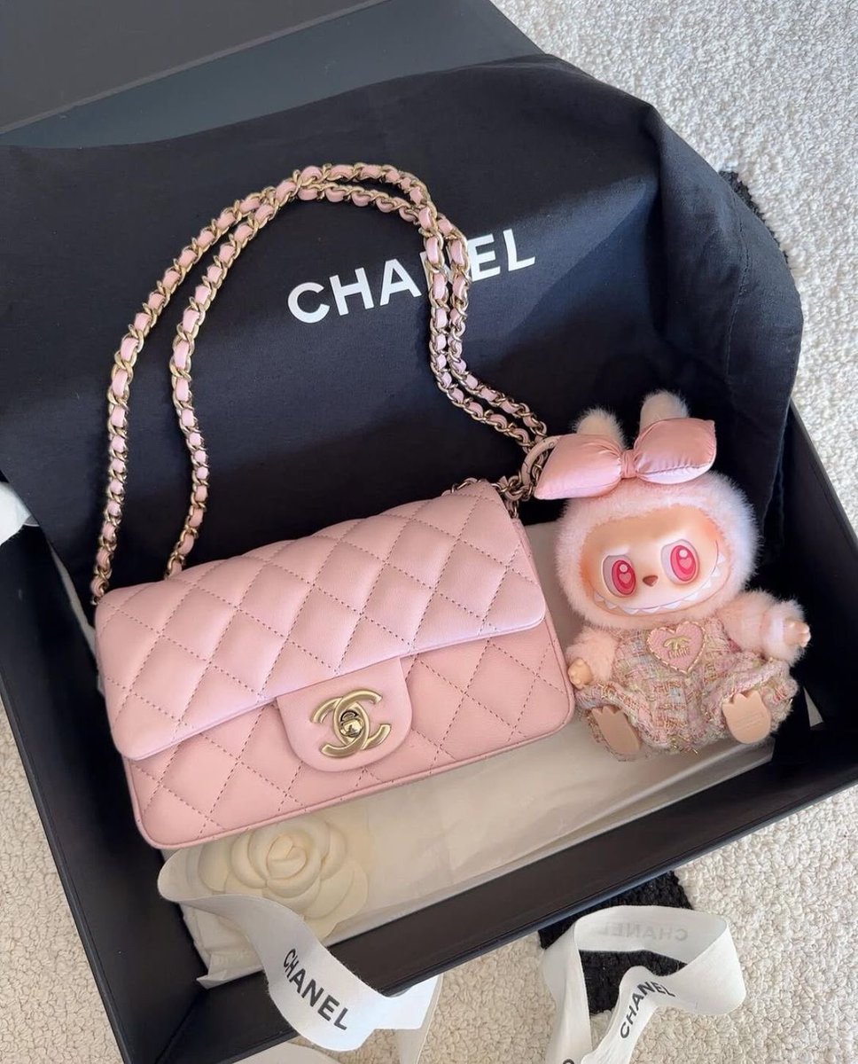 TENEBRAPH0RIA's tweet image. ⠀

       ❝ Para aquellas cuya fortaleza no
           necesita ser anunciada: aliadas
           silenciosas, inquebrantables,
           tan necesarias como el latido
           que sostiene cada batalla y 
           cada renacer. Feliz Navidad a
           todas. 🤍✨❞

⠀