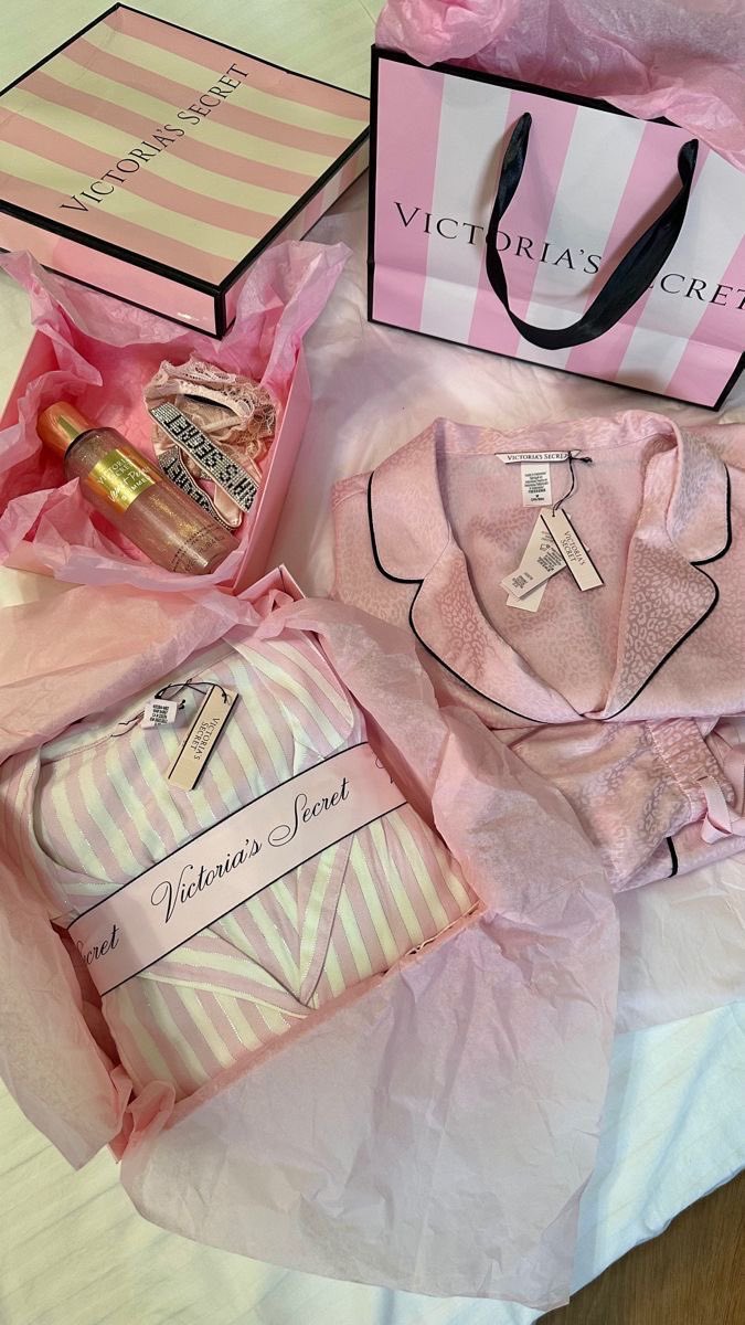 TENEBRAPH0RIA's tweet image. ⠀

       ❝ Para aquellas cuya fortaleza no
           necesita ser anunciada: aliadas
           silenciosas, inquebrantables,
           tan necesarias como el latido
           que sostiene cada batalla y 
           cada renacer. Feliz Navidad a
           todas. 🤍✨❞

⠀