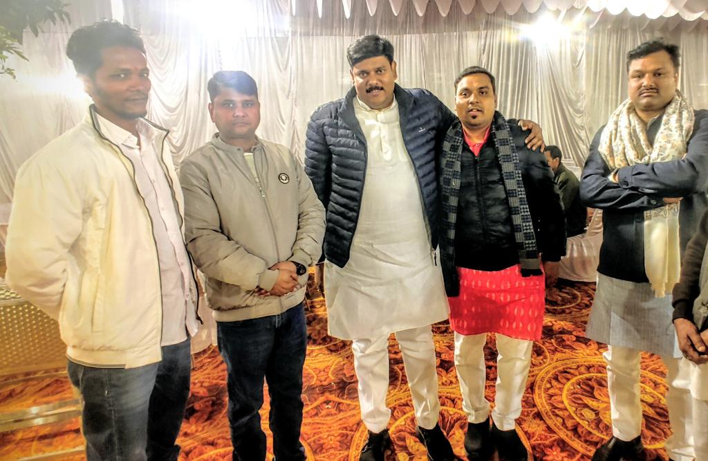 करने दो जो बकवास करते है ..
खाली बर्तन ही आवाज करते है!!