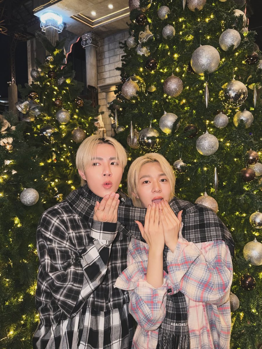 AfternoonZeeNew's tweet image. ◜IG : zeepruk ⌇

🗓 : 25.12.2025

All I want for Christmas is you 🎄 🎅🏻

ZEENUNEW XMAS 25
#OurXMASisZEENUNEW

@zee_pruk @CwrNew
꒰ #ZeeNuNew #ซนซน ꒱#ซนซน ꒱