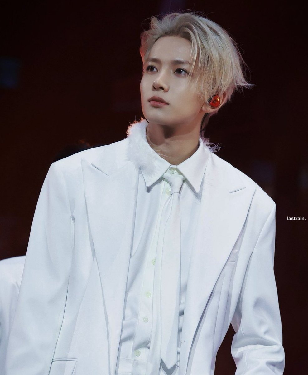 evnlee_'s tweet image. BLACK 🦢                                  WHITE 🦢