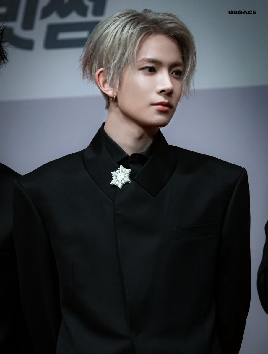 evnlee_'s tweet image. BLACK 🦢                                  WHITE 🦢